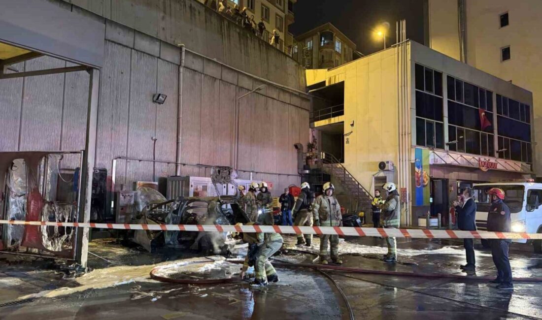 Esenyurt’ta E-5 karayolundaki bir akaryakıt istasyonunda şarja bağlı bulunan bir