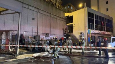Esenyurt’ta E-5 karayolundaki bir akaryakıt istasyonunda şarja bağlı bulunan bir