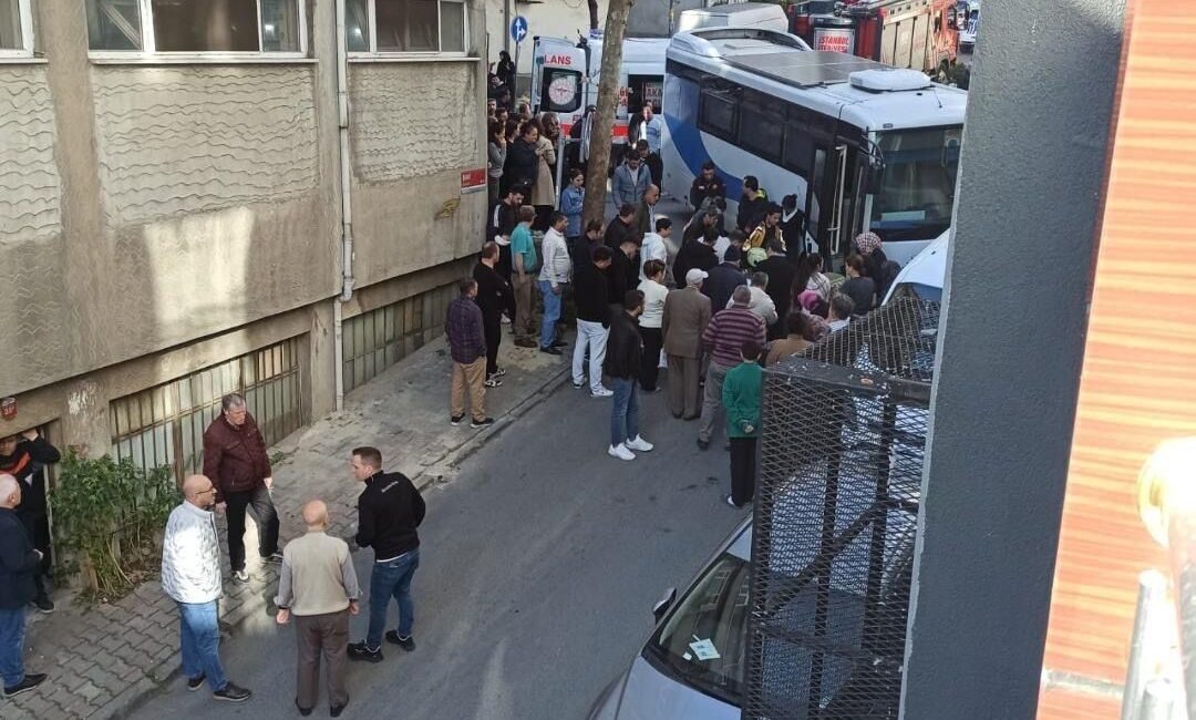 İstanbul’un Bayrampaşa ilçesinde bir kadın, eşinin kullandığı minibüsten inmeye çalışırken