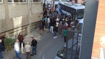 İstanbul’un Bayrampaşa ilçesinde bir kadın, eşinin kullandığı minibüsten inmeye çalışırken