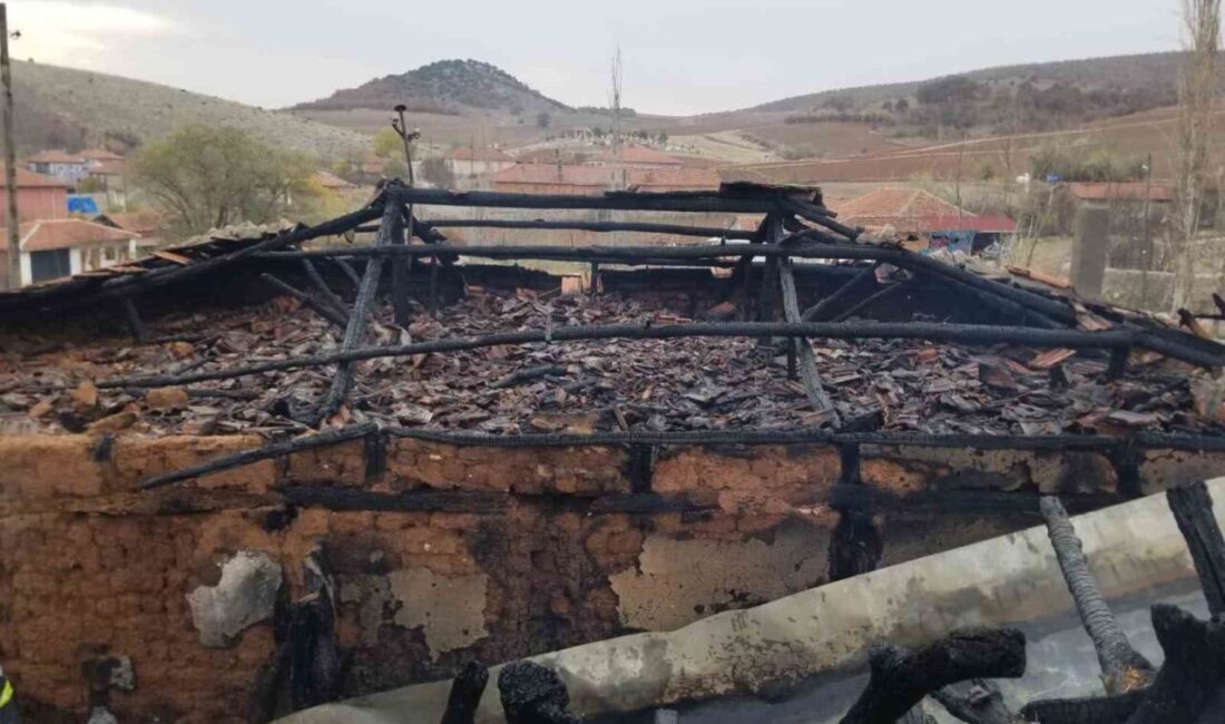 Çorum’un Alaca ilçesinde bir çiftin tandırda eski kıyafetleri yaktığı sırada