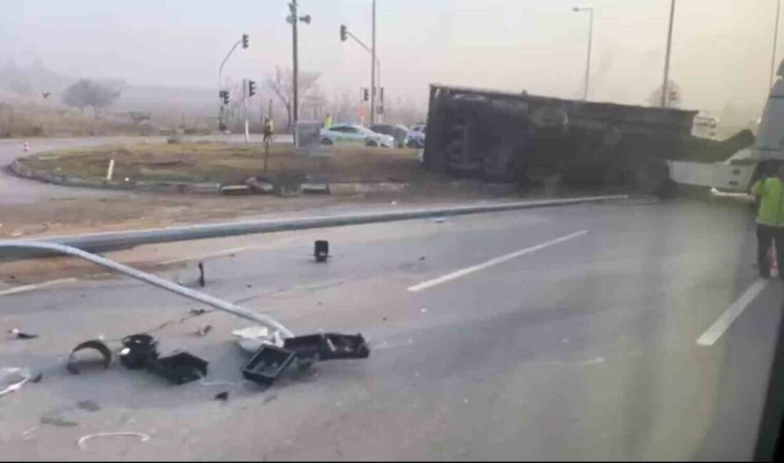 Eskişehir’de bir tırın sürücüsünün kontrolünden çıkarak kavşakta devrilmesi sonucu trafik