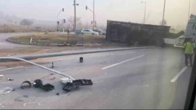 Eskişehir’de bir tırın sürücüsünün kontrolünden çıkarak kavşakta devrilmesi sonucu trafik