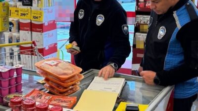 Çanakkale’nin Ezine ilçesinde, zabıta ekipleri tarafından denetlenen iki markete, tarihi