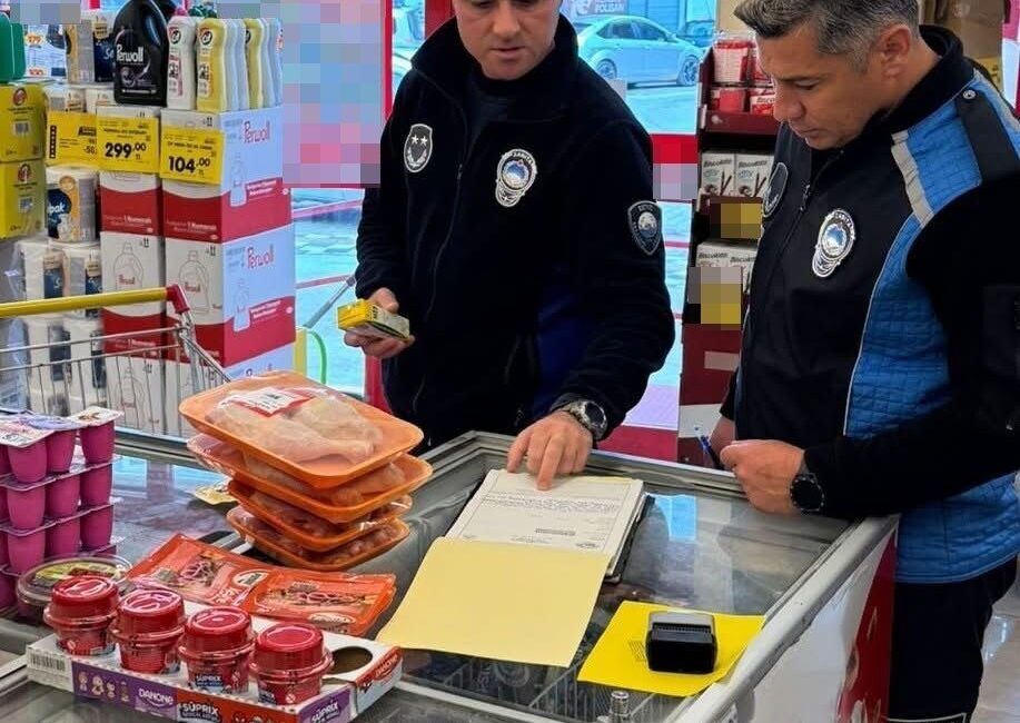 Çanakkale’nin Ezine ilçesinde, zabıta ekipleri tarafından denetlenen iki markete, tarihi