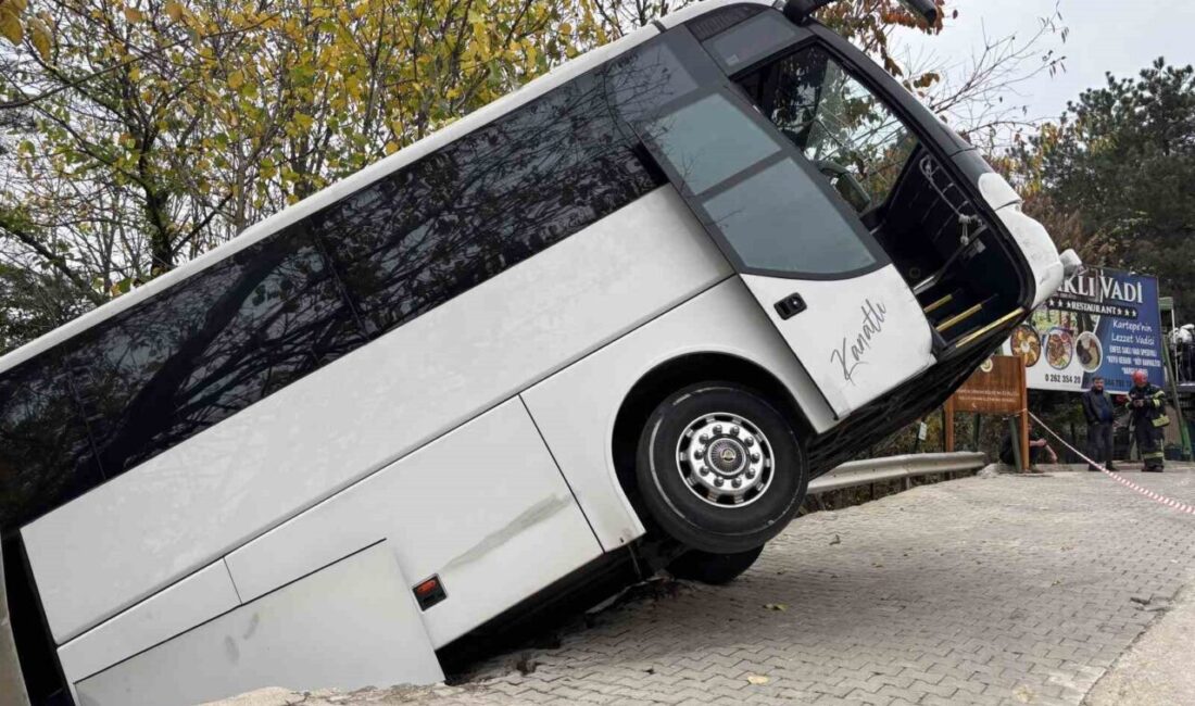 Kocaeli’nin Kartepe ilçesinde, park halindeyken aniden hareket eden bir tur