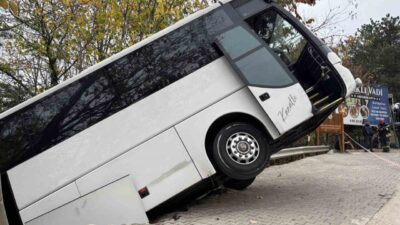 Kocaeli’nin Kartepe ilçesinde, park halindeyken aniden hareket eden bir tur