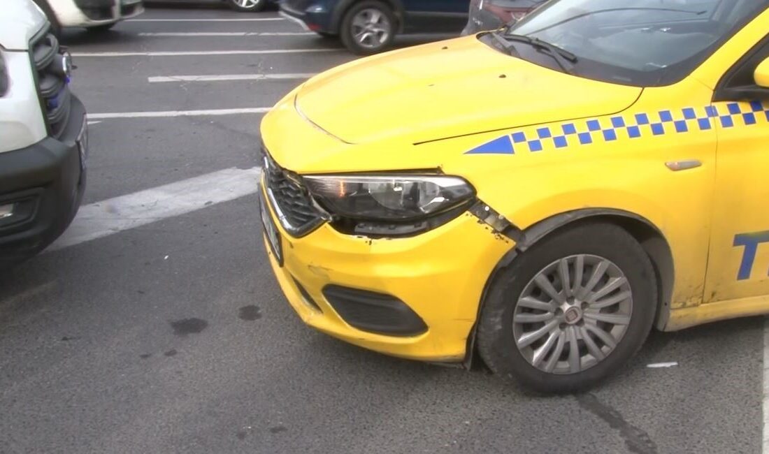 Fatih ilçesinde meydana gelen trafik kazasında bir motosiklet ile ticari