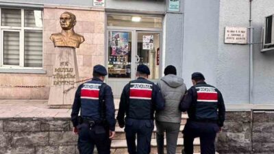 Kayseri’de jandarma ekipleri tarafından gerçekleştirilen operasyonda, FETÖ üyeliğinden aranan ve