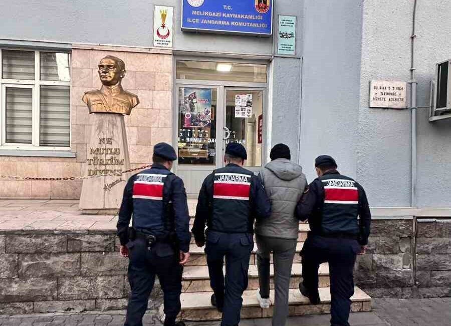 Kayseri’de jandarma ekipleri tarafından gerçekleştirilen operasyonda, FETÖ üyeliğinden aranan ve