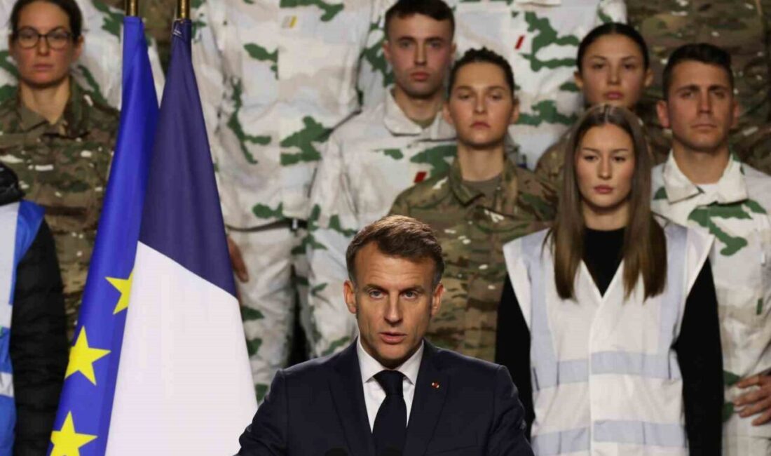 Fransa Cumhurbaşkanı Emmanuel Macron, gençler için planlanan 10 aylık yeni
