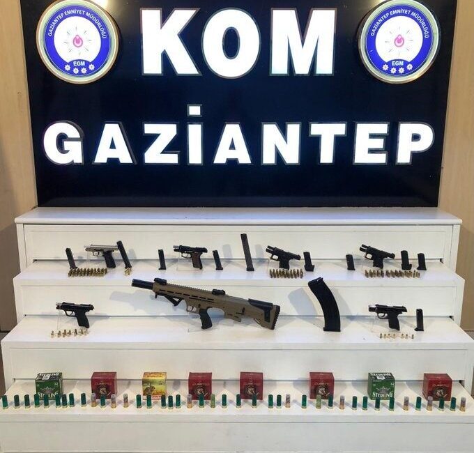 Gaziantep’te yapılan operasyonda kaçak 6 tabanca ile 1 pompalı tüfek
