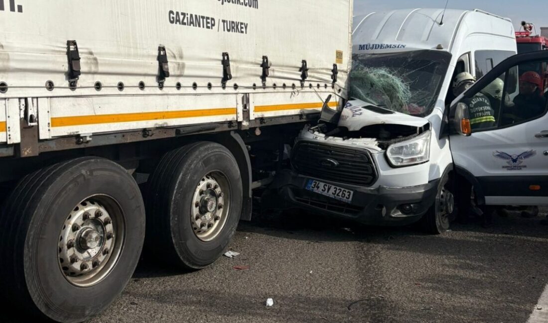 Gaziantep’te meydana gelen trafik kazasında 5 kişi, minibüsün arkasına çarptığı