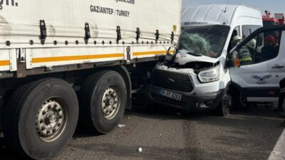 Gaziantep’te meydana gelen trafik kazasında 5 kişi, minibüsün arkasına çarptığı