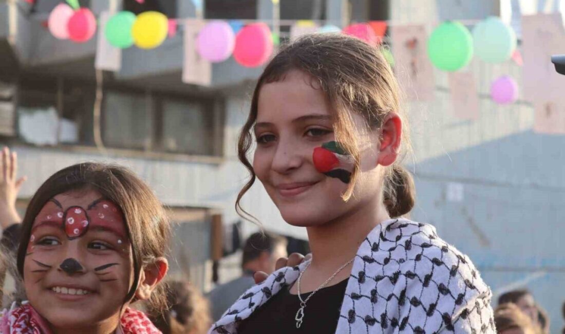 İsrail’in saldırılarının sürdüğü Gazze Şeridi’nde çocuklar için sinema festivali düzenlendi.