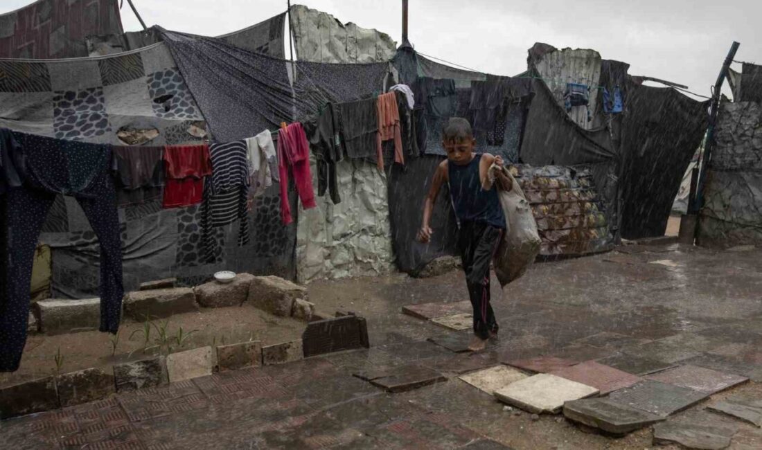 Gazze Şeridi’nde yaşanan şiddetli yağışlar, İsrail’in zorla yerlerinden ettiği Filistinli