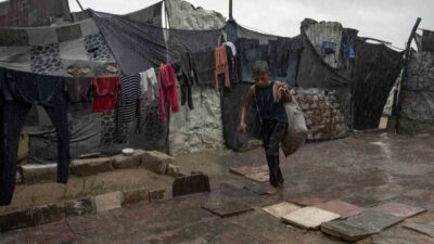 Gazze Şeridi’nde yaşanan şiddetli yağışlar, İsrail’in zorla yerlerinden ettiği Filistinli