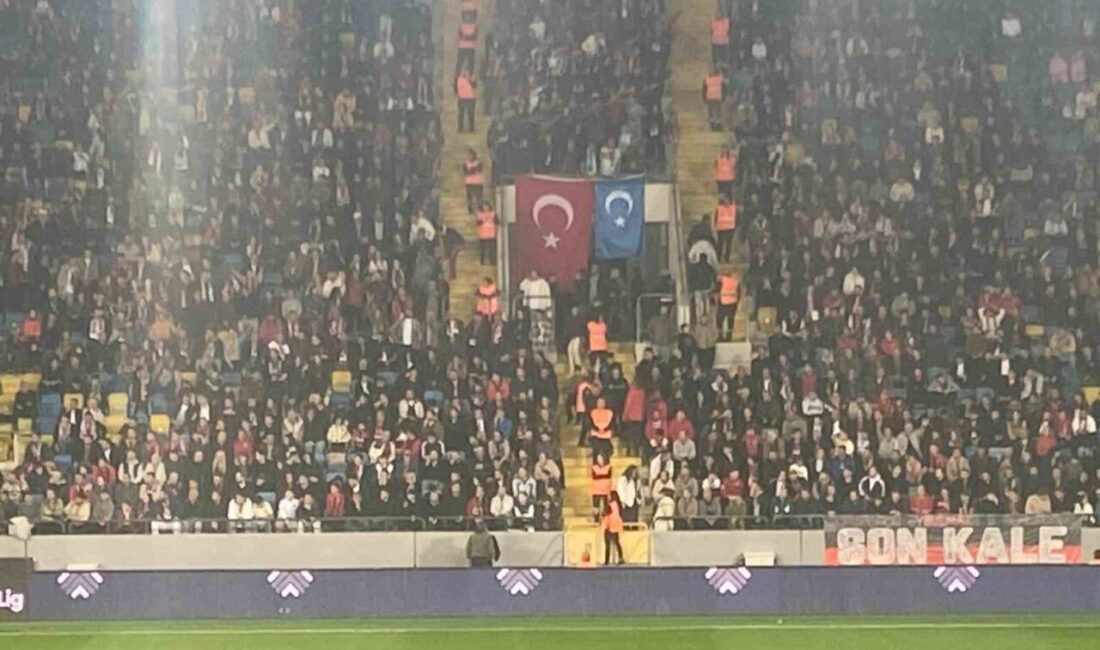 Gençlerbirliği taraftarları, RAMS Başakşehir müsabakasında maraton tribününe Doğu Türkistan bayrağı