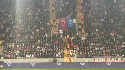 Gençlerbirliği taraftarları, RAMS Başakşehir müsabakasında maraton tribününe Doğu Türkistan bayrağı