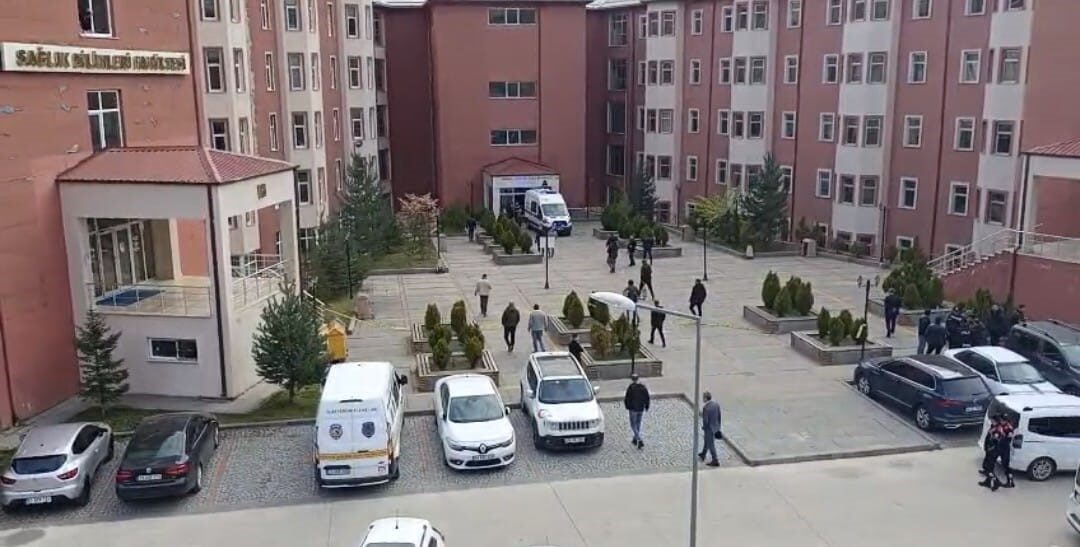 Gümüşhane Üniversitesi’nde görevli bir personel, mesai arkadaşını silahla rehin aldıktan