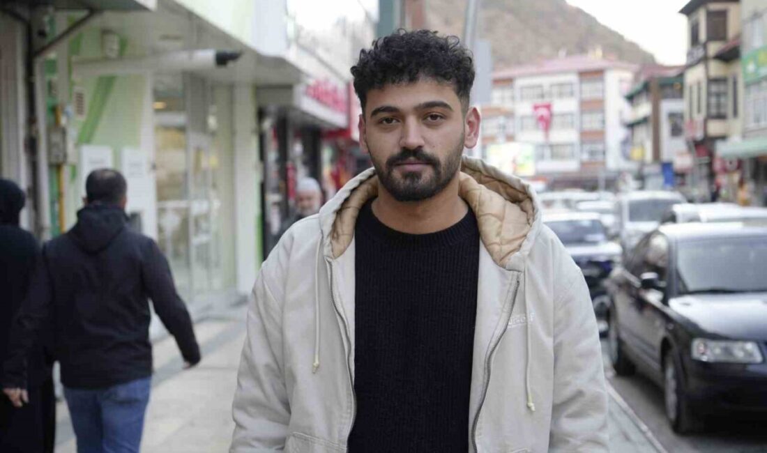 Gümüşhane’de dün akşam saatlerinde boşanma aşamasındaki eşine sokak ortasında bıçakla