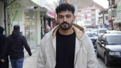 Gümüşhane’de dün akşam saatlerinde boşanma aşamasındaki eşine sokak ortasında bıçakla