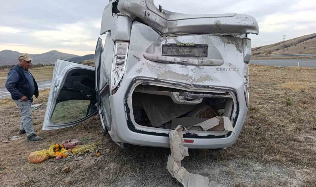 Afyonkarahisar’da meydana gelen trafik kazasında 2 hafif ticari araç çarpıştı