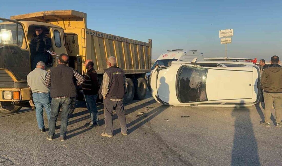 Nizip ilçesinde, bir hafriyat kamyonu ile çarpışan bir otomobilin devrilmesi