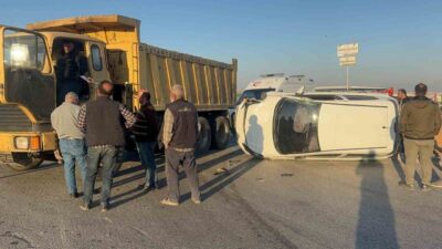 Nizip ilçesinde, bir hafriyat kamyonu ile çarpışan bir otomobilin devrilmesi