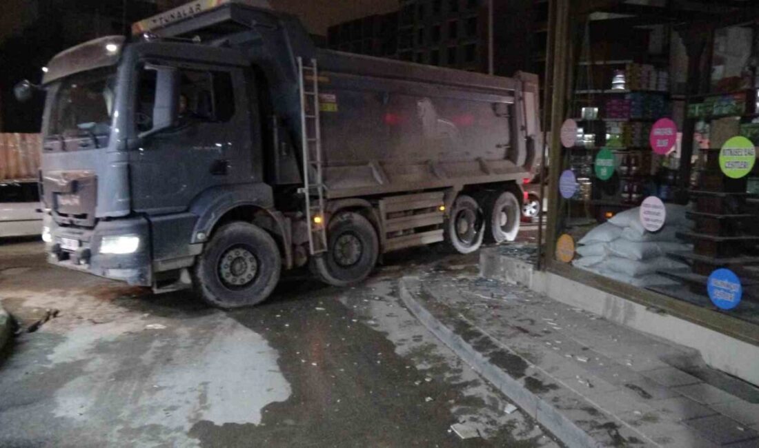 Malatya’da, hafriyat kamyonunun lastiği patlayarak bir iş yerinin camlarına zarar