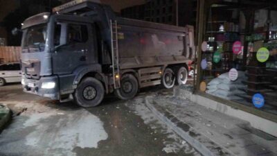 Malatya’da, hafriyat kamyonunun lastiği patlayarak bir iş yerinin camlarına zarar