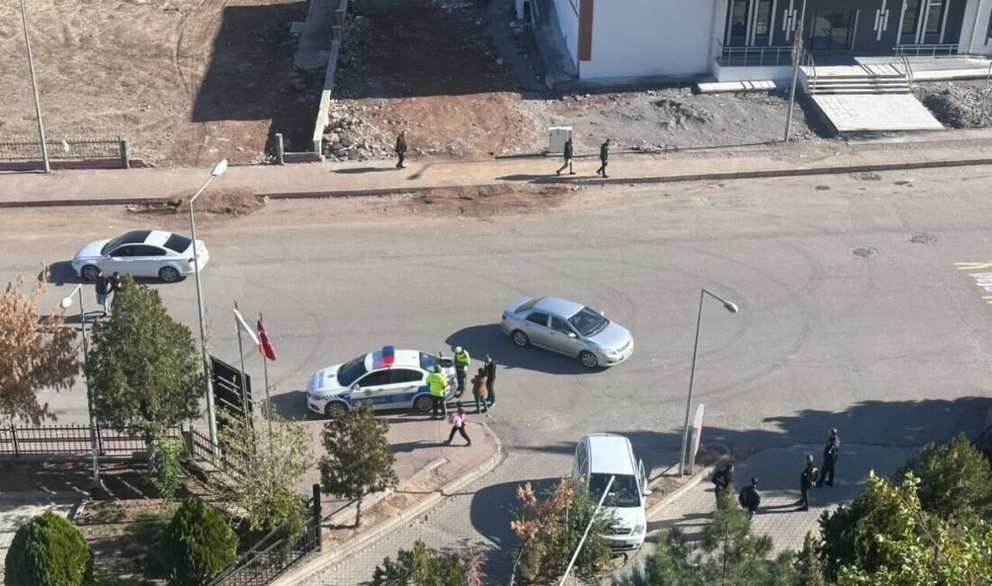 Siirt’in Kurtalan ilçesinde hastane bahçesine giriş yapmak isteyen refüje çıktı.