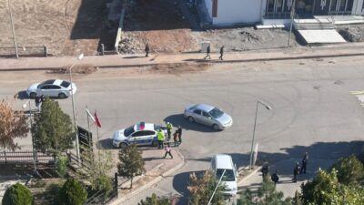 Siirt’in Kurtalan ilçesinde hastane bahçesine giriş yapmak isteyen refüje çıktı.