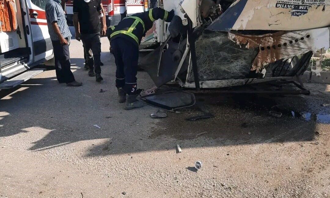 Hatay’ın Altınözü ilçesinde bulunan Enek Mahallesi çevre yolu kavşağında meydana
