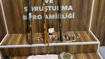 İzmir’in Gaziemir ilçesinde düzenlenen bir operasyonda, uyuşturucu ticareti yaptıkları şüphesiyle