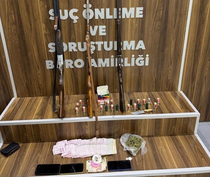 İzmir’in Gaziemir ilçesinde düzenlenen bir operasyonda, uyuşturucu ticareti yaptıkları şüphesiyle