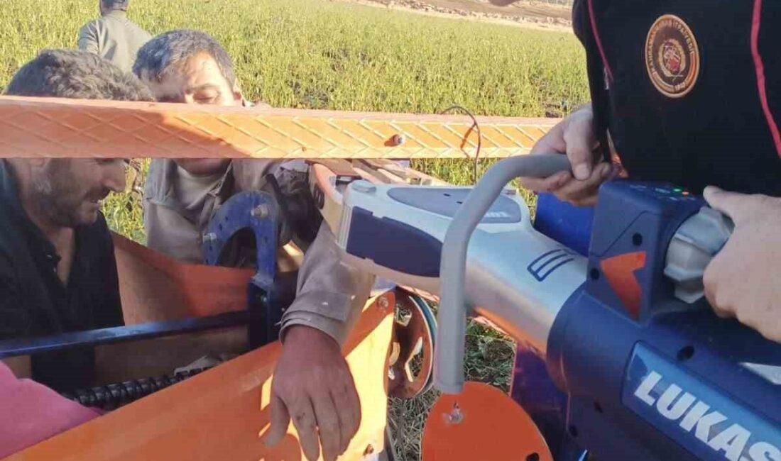 Kahramanmaraş’ta bir tarla işçisi, çalışırken kolu hortum sarma makinesine sıkıştı