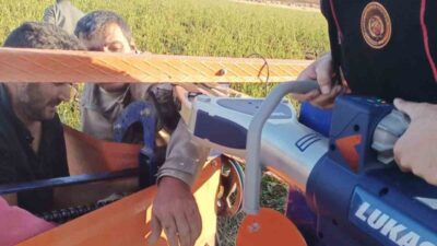 Kahramanmaraş’ta bir tarla işçisi, çalışırken kolu hortum sarma makinesine sıkıştı