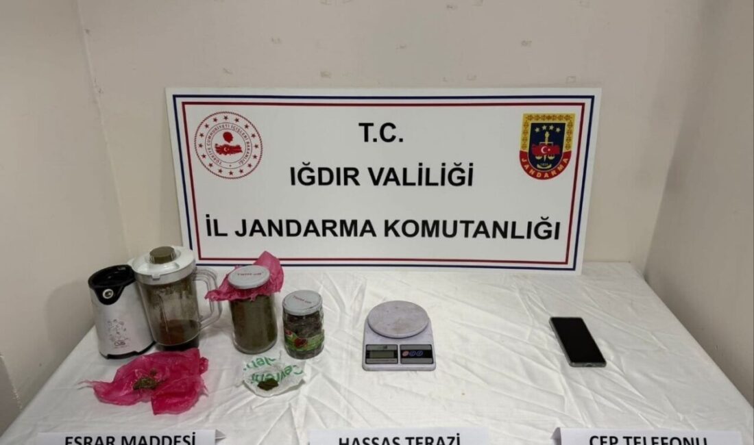 Iğdır’da jandarma ekipleri tarafından düzenlenen operasyonda uyuşturucu madde ele geçirilirken,