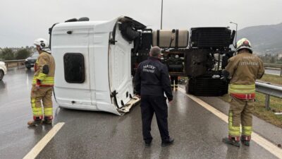 Hatay’da, kayganlaşan zemin nedeniyle kontrolden çıkan bir tırın sürücüsü yaralandı.