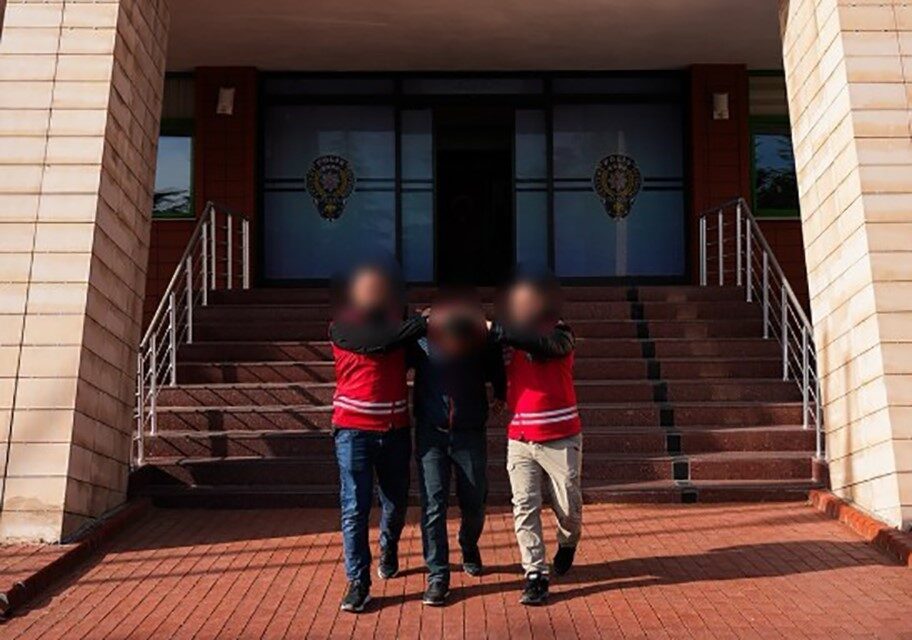 Isparta İl Emniyet Müdürlüğü ekiplerince, kendisini polis veya asker olarak