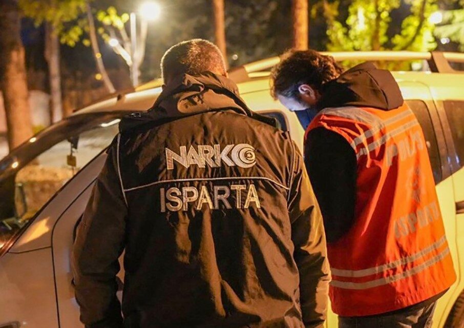 Isparta’da polis ekipleri tarafından gerçekleştirilen geniş kapsamlı denetimlerde binlerce şahıs