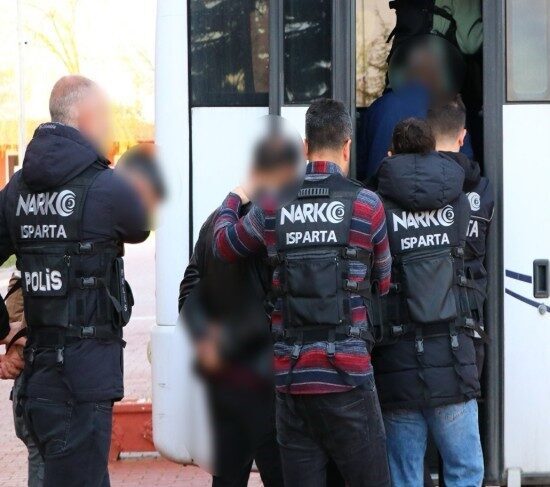Isparta’da polis ekipleri tarafından yürütülen operasyonlarda, uyuşturucu madde ticareti ve