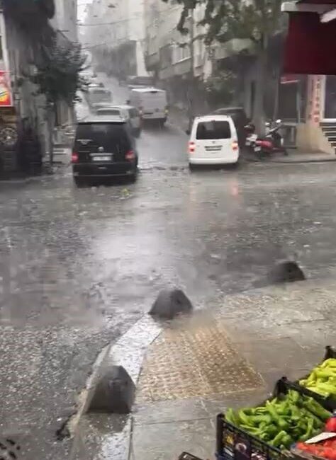 İstanbul’un Bağcılar ve Gaziosmanpaşa ilçelerinde beklenmedik bir şekilde bastıran dolu