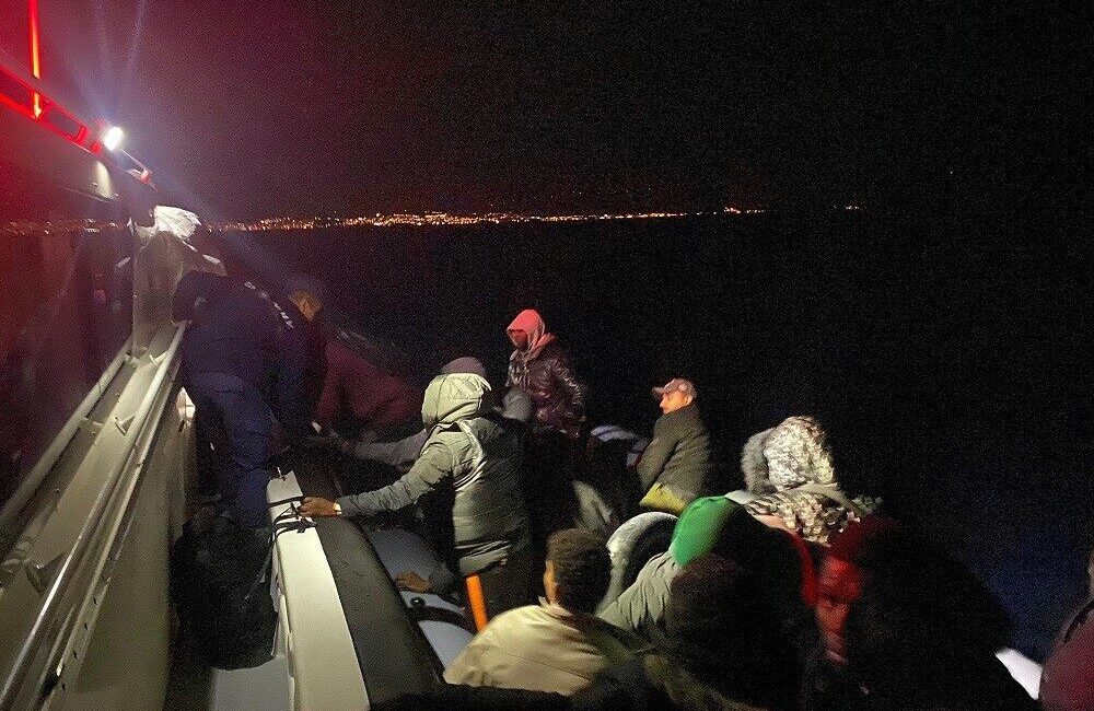 İzmir açıklarında, 25 Kasım sabahı gerçekleştirilen operasyonlarda Sahil Güvenlik ekipleri
