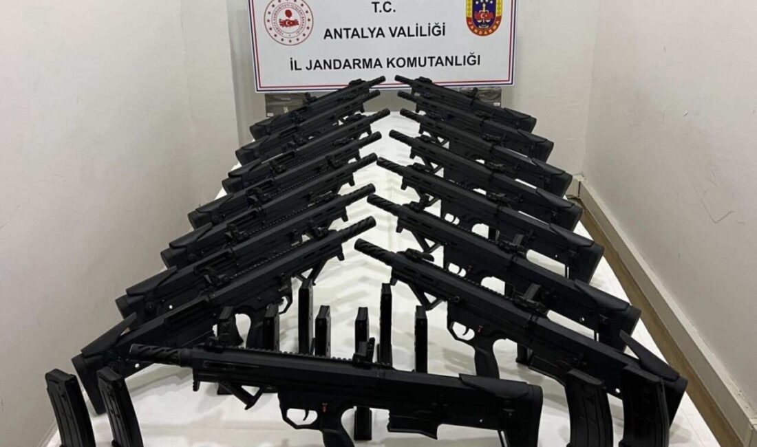 Antalya’da, Jandarma ekipleri tarafından silah kaçakçılığına yönelik düzenlenen operasyonda Kepez