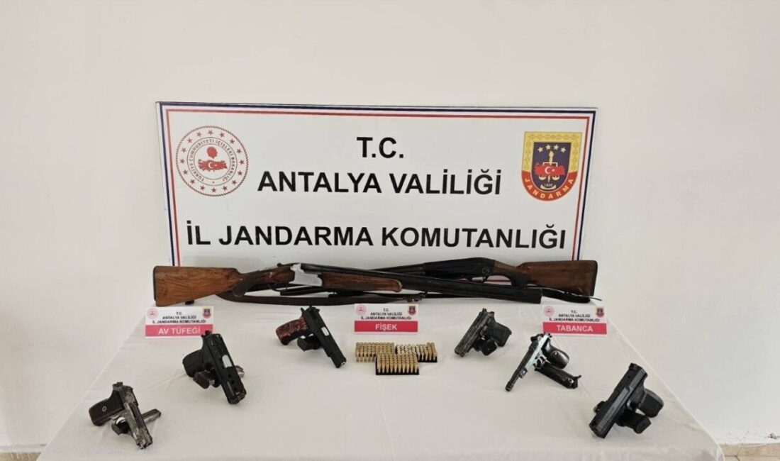 Serik ilçesinde silah kaçakçılığı operasyonu düzenlendi. Antalya İl Jandarma Komutanlığı,
