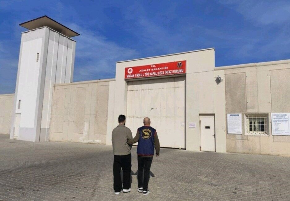 Kırşehir’de hırsızlık suçuyla aranan bir şüpheli, Ankara’da polis tarafından yakalandı.