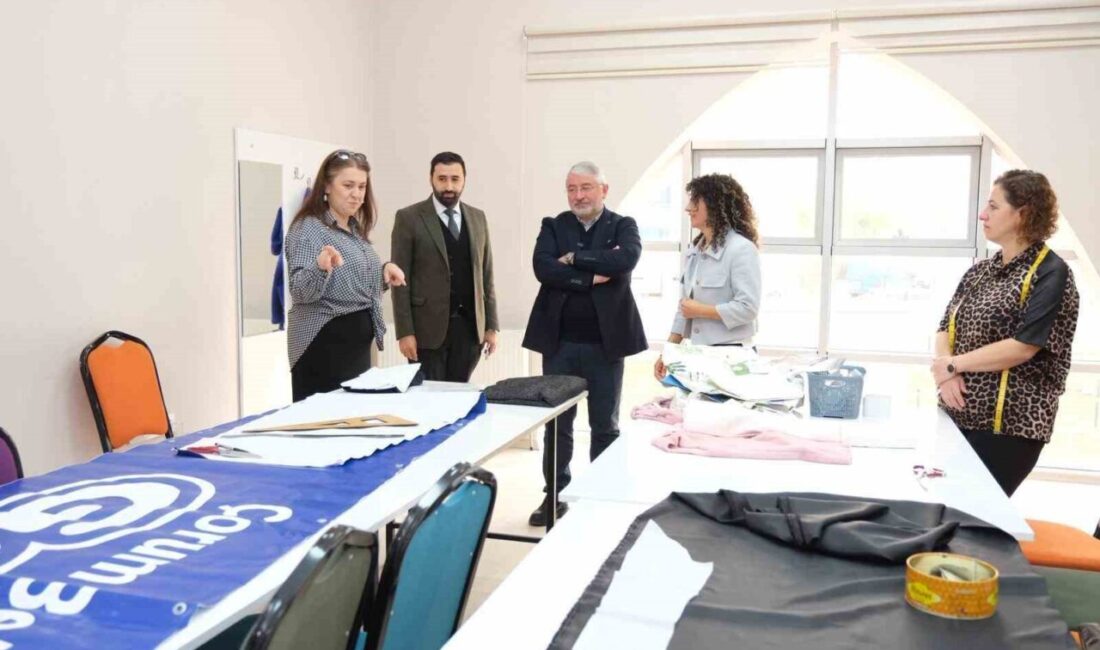 Çorum’da kadın kursiyerler, belediyenin kullandığı afiş ve brandalardan şık çantalar