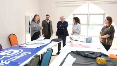 Çorum’da kadın kursiyerler, belediyenin kullandığı afiş ve brandalardan şık çantalar